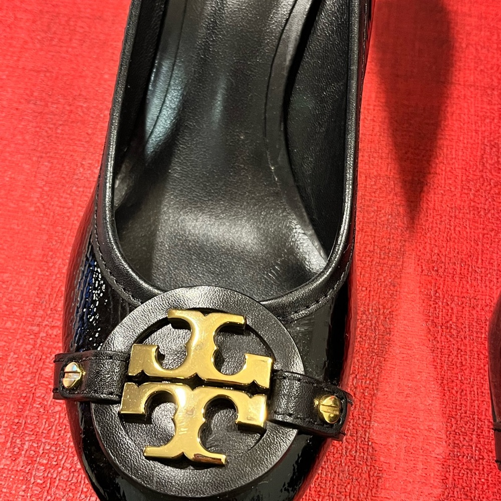 TORY BURCH PRE-LOVED AUTHENTIC SIGNATURE DOUBLE ‘T’ GOLD GENUINE LEATHER SHOES - Picture 14 of 17